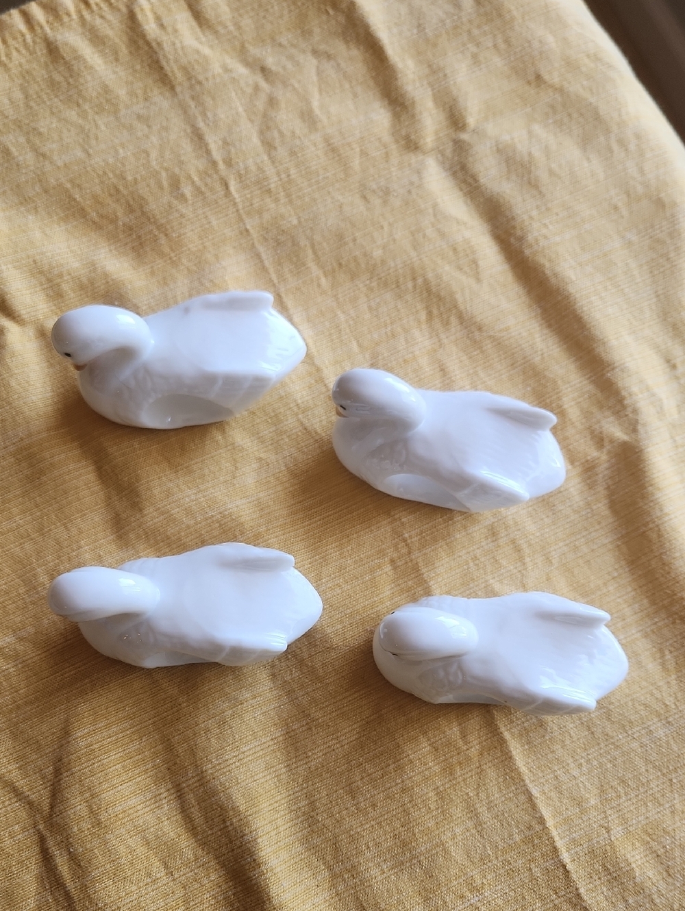Set of 4 White Ceramic Swan Napkin Rings Home Dining Tavle Setting - Picture 2 of 9